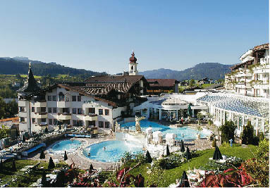 das posthotel in achenkirch aus der vogelperspektive in der sommersaison