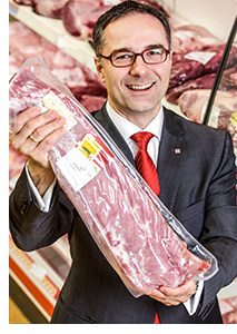 Herr Kastner mit Fleisch 