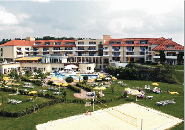Wellnesshotel thermalhotel mit swimmingpool und beachvolleyball platz 