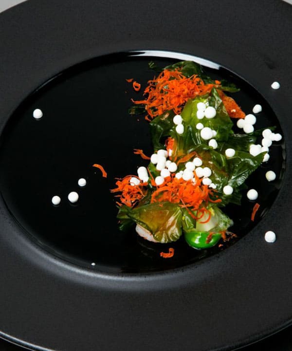 Gebratene King Prawns mit geräuchertem Paprika, Kren und Jakobsmuschel-Rogen