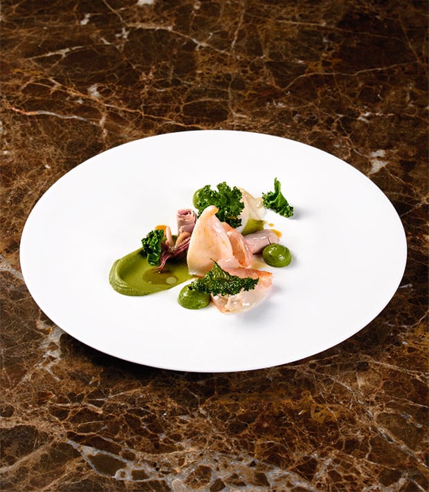Tiefseegarnele mit Grünkohlblättern, Calamaretti, Bentheimer Lardo und Schinkensud