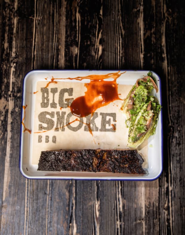 Smoked Brisket mit gegrilltem Romana-Anchovi-Salat und spicy BBQ-Sauce