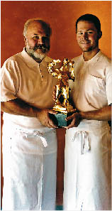 Josef Trippolt und Sohn halten zusammen eine trophäe 