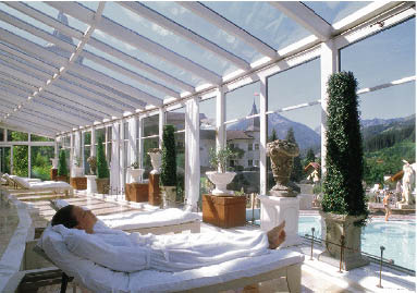 eine Frau entspannt im Ruheraum des Wellness Bereichs im Hotel 