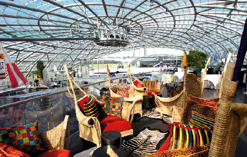 Rattanmöbel im afrikanischem Stil mit bunten Pölstern und Vorlegern im Zebramuster im Hangar-7