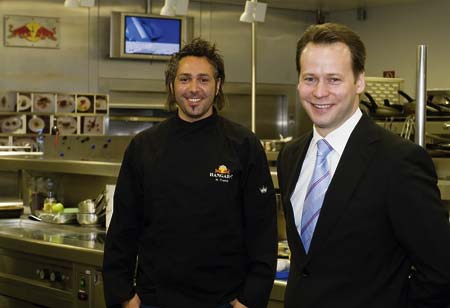 Manuel Lechner mit dem Kuechenchef 