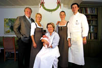 Küchenchef Thomas Dorfer und die große Meisterin Lisl Wagner Bacher inklusive Familie