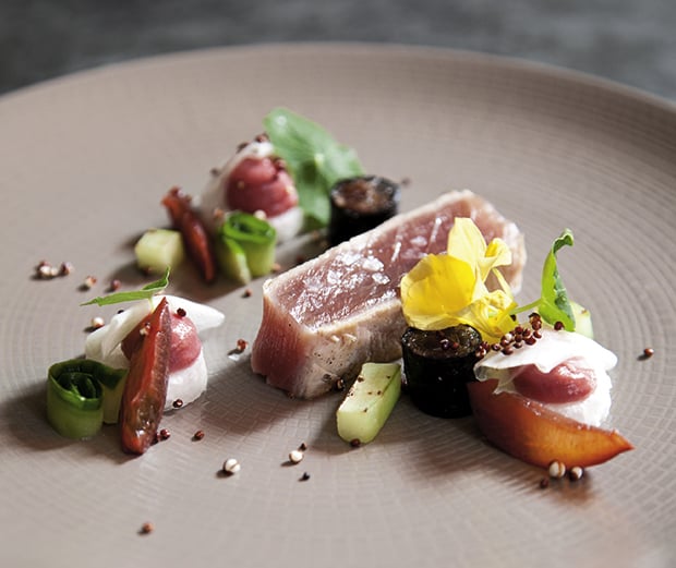 BBQ-Thunfisch, Earl-Grey Pflaume, Rettich, Gartengurke, Kapuzinerkresse