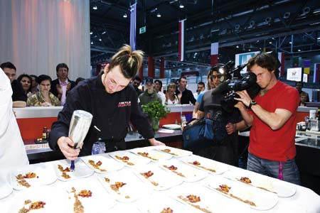 ein junger wilder wird bei der arbeit gefilmt 