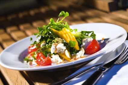 Feldsalat mit mariniertem Ziegenfrischkäse, Mango und Traubenvinaigrette Feldsala Feldsalat mit mariniertem Ziegenfrischkäse, Mango und Traubenvinaigrette Feldsala