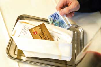eine Rechnung, eine Kreditkarte und ein zwanzig euro schein sind zu sehen 