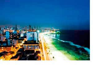 der Strand und dahinter die Wolkenkratzer bei Nacht in Rio de Janeiro 
