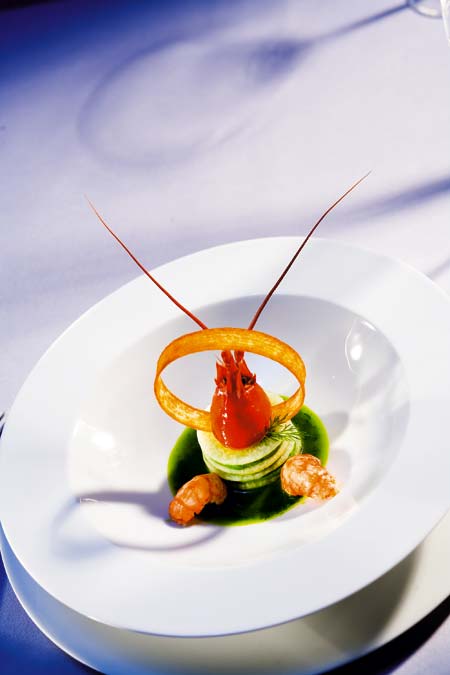 Mille-feuilles von Bärlauch und Kohlrabi mit Signalkrebsen im Kräuterfond 