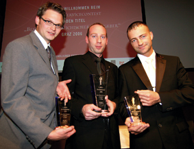 drei männer mit trophäen in der hand 