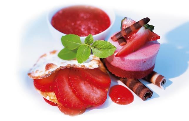 Lasagne von frischen Erdbeeren und Erdbeersüppchen mit Champagner und Erdbeermousse