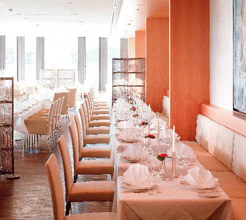 das Restaurant 44 im Swissotel in Berlin in einem pastell Orange gehalten 