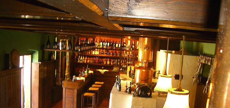 EinAusschnitt einer Bar ist zu sehen in schummriges licht gehüllt 