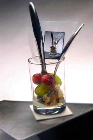 essbares Papier, Obst und Nüsse werden in einem Glas serviert 