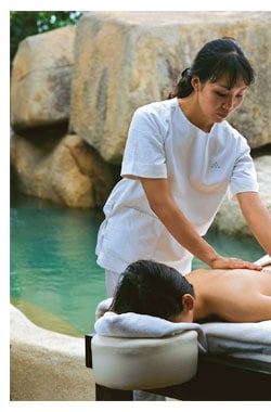 ein Herr geniesst eine Massage unter freiem Himmel