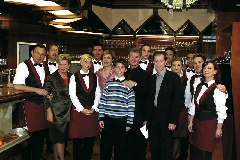 ein gruppenfoto der schatzi on main crew 