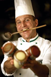 Raimund Pammer mit einem Kochlöffel im Mund 