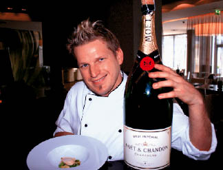 Herbert Schmidhoferauch mit einerm Magnum Moet Flasche 