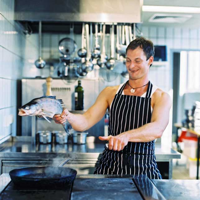 Bernie Rieder mit Fisch und Pfanne
