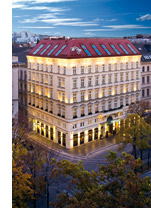 ein Wiener Luxushotel in der Abenddämmerung 