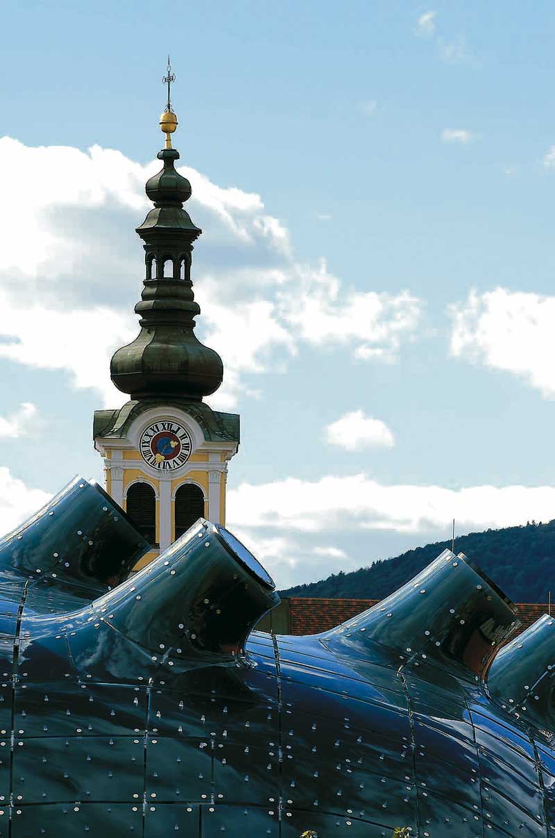 Kirchenturm Der Ausschnitt einer Kirchenuhr vor einem bewölkten Himmel