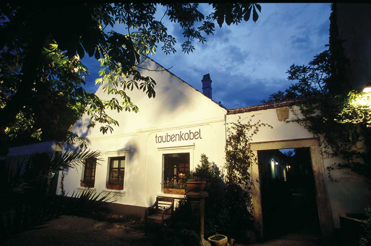 Restaurant Taubenkobel von aussen in der dämmerung 