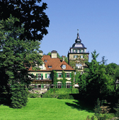 ein Schlosshotel versteckt im Wald 