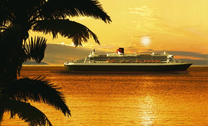 Kreuzfahrtlinien ein Kreuzfahrtschiff gleitet in den Sonnenuntergang, eine Palme und der brennende Himmel welcher sich im Meer spiegelt sind zu sehn