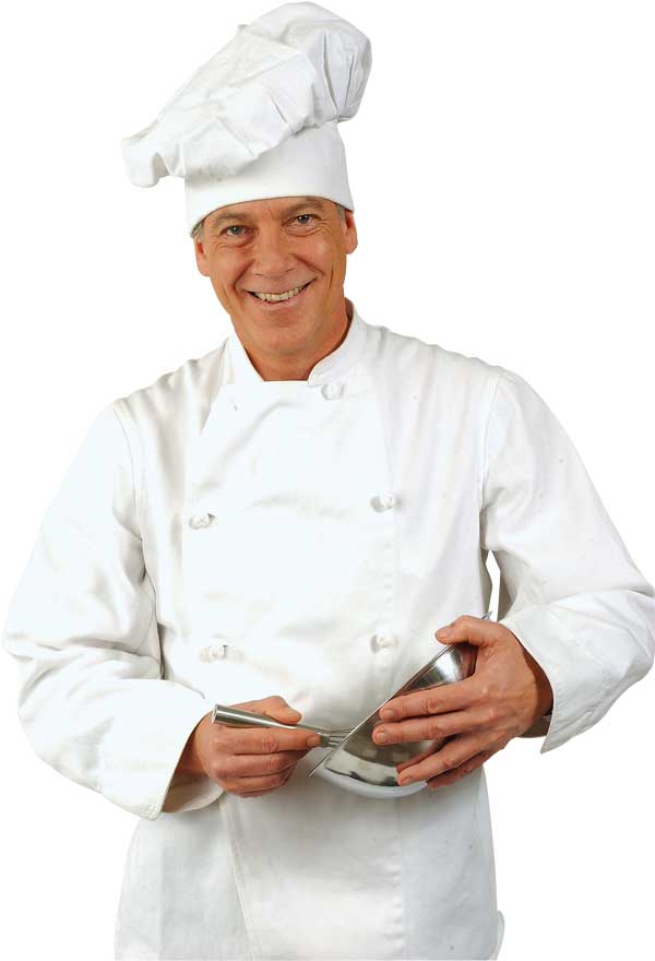 Ein Koch mit Schneebesen und Rührschüssel in den Händen 