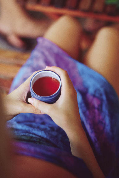 weibliche Hände halten eine Tasse mit Tee 