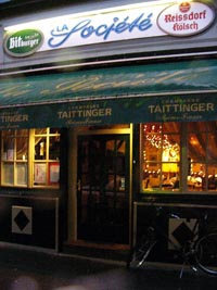 die Eingangstür eines Restaurants ist zu sehen, darüber hängt eine grüne Marquise