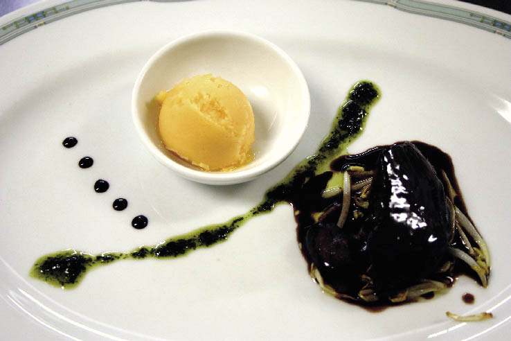 PARFAIT VON DER THAHITI- VANILLE MIT CAPUCCINO VON DER PASSIONSFRUCHT UND ESPRESSOESPUMA