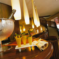 gekühlter Champagner und ein Aperitif stehen auf dem Tresen der Hotelbar 