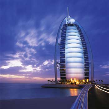 Das Hotel Burj Al Arab in der Dämmerung 