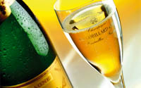 eine Flasche und ein Glas Champagner