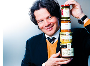 Michael Käfer mit gefüllten Einmachgläsern zu einem Turm gebildet 