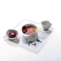 Crème brûlée mit Tomaten-Estragon-Confit und Ziegentopfeneis
