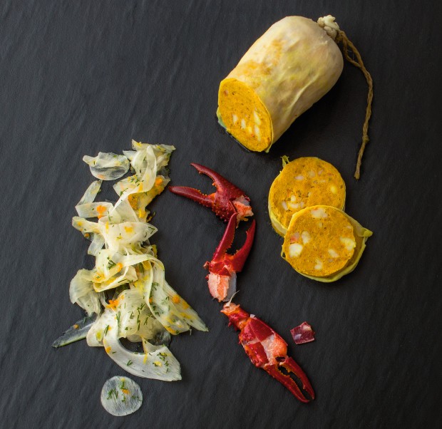 Gelbwurst vom Flusskrebs im Rinderschlund mit Fenchel-Orangen-Salat
