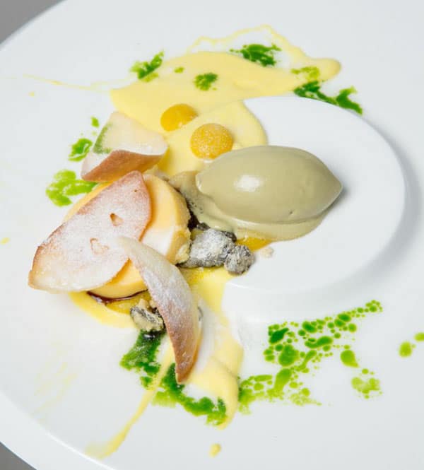 Zitronentarte mit Kürbiskernöl-Eis und Lorbeer-Zitronen-Vinaigrette