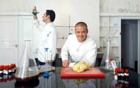 Heston Blumenthal mit einem Kollegen in der Küche 