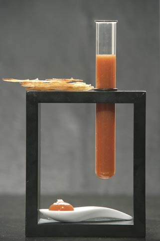 Chips und die dazugehörige Sauce in einem Reagenzglas 