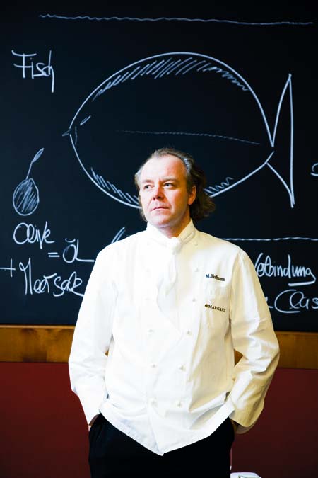 Michael Hoffmann stehend und mit verträumtem Blick 
