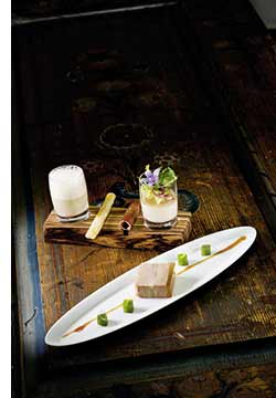 Gänsestopfleber – Forelle Marinierte Terrine mit Gelee von grünem Tee und Frisée Salat