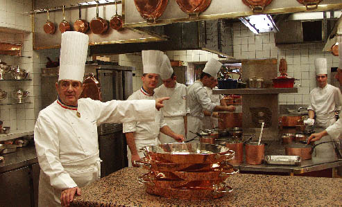 Paul Bocuse teilt die Arbeitszuweisung in der Küche ein 