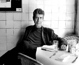 Anthony Bourdain sitzt entspannt in einem Cafehaus 