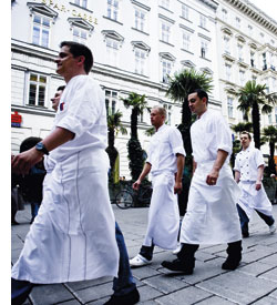 ein Aufmarsch der Köche, Köche in Berufskleidung marschieren durch Wiens Innenstadt 